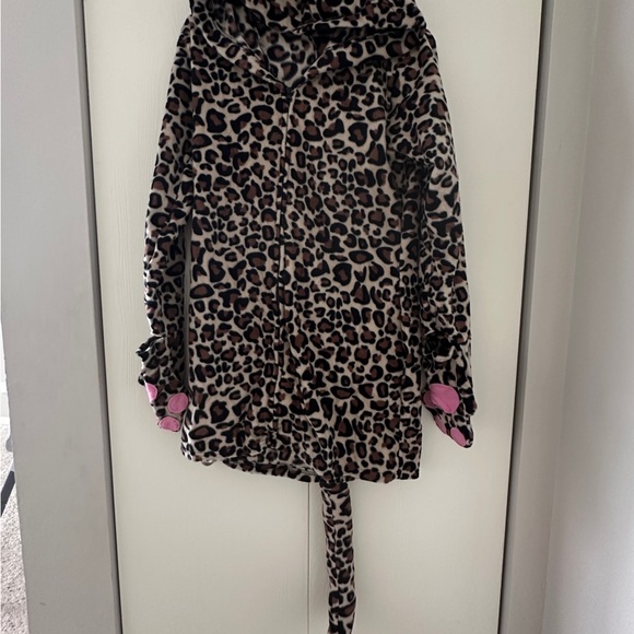 Cute and cozy Leg Avenue Leopard Costume in 1X/2X! - Picture 2 of 6